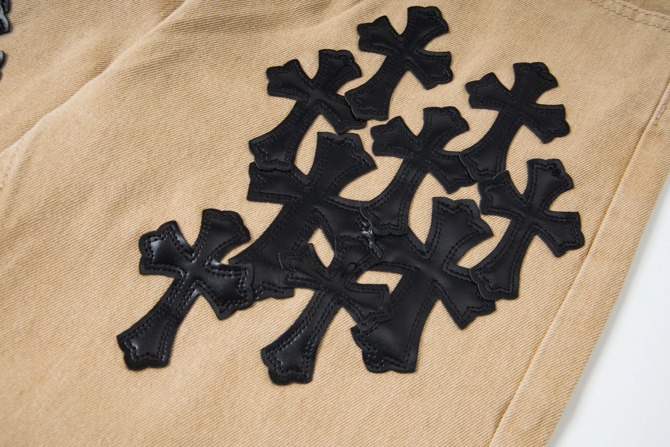 P240 Chrome Hearts 2025 New Miami Limited Couple Washed Jeans with Multiple Black Cross Leather Labels is a hot item this season and is sought after by countless celebrities and fashionistas. The neat details of the cutting process add color to the playful fashion! The neat and meticulous design, and the well-fitting structure is unique. The upper body not only has outstanding recognition, but also looks younger and younger. A style with the ultimate wearing meaning and performance, gorgeous color matching, and the craftsmanship of this style is also extremely extraordinary. After the finished product is washed, it is disassembled and hand-made with sheepskin cross leather and then spliced ​​together to complete. The whole piece has too many craftsmanship to describe. It is decorated with patchwork cross flowers and high-waisted washed jeans! ! Absolutely high-end luxury product, a god-level single product, a super popular product, made with top heavy industry, a magic weapon that cannot be missed in the street. Style number: 1866# Size: 28 30 32 34 Color: khaki pink khaki black